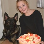 Ixo firas på sin födelsedag med tårta bakad av lillmatte